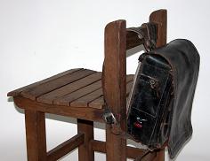 懐かしいランドセルと教室の椅子