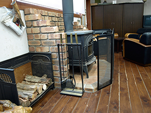 中西商店の事務所でも、暖炉を使用しております。